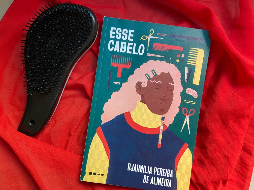 ”Esse Cabelo”, de Djaimila Pereira de Almeida exibe frustações do cabelo alisado, enfrentadas por mulheres crespas e&nbsp;cacheadas